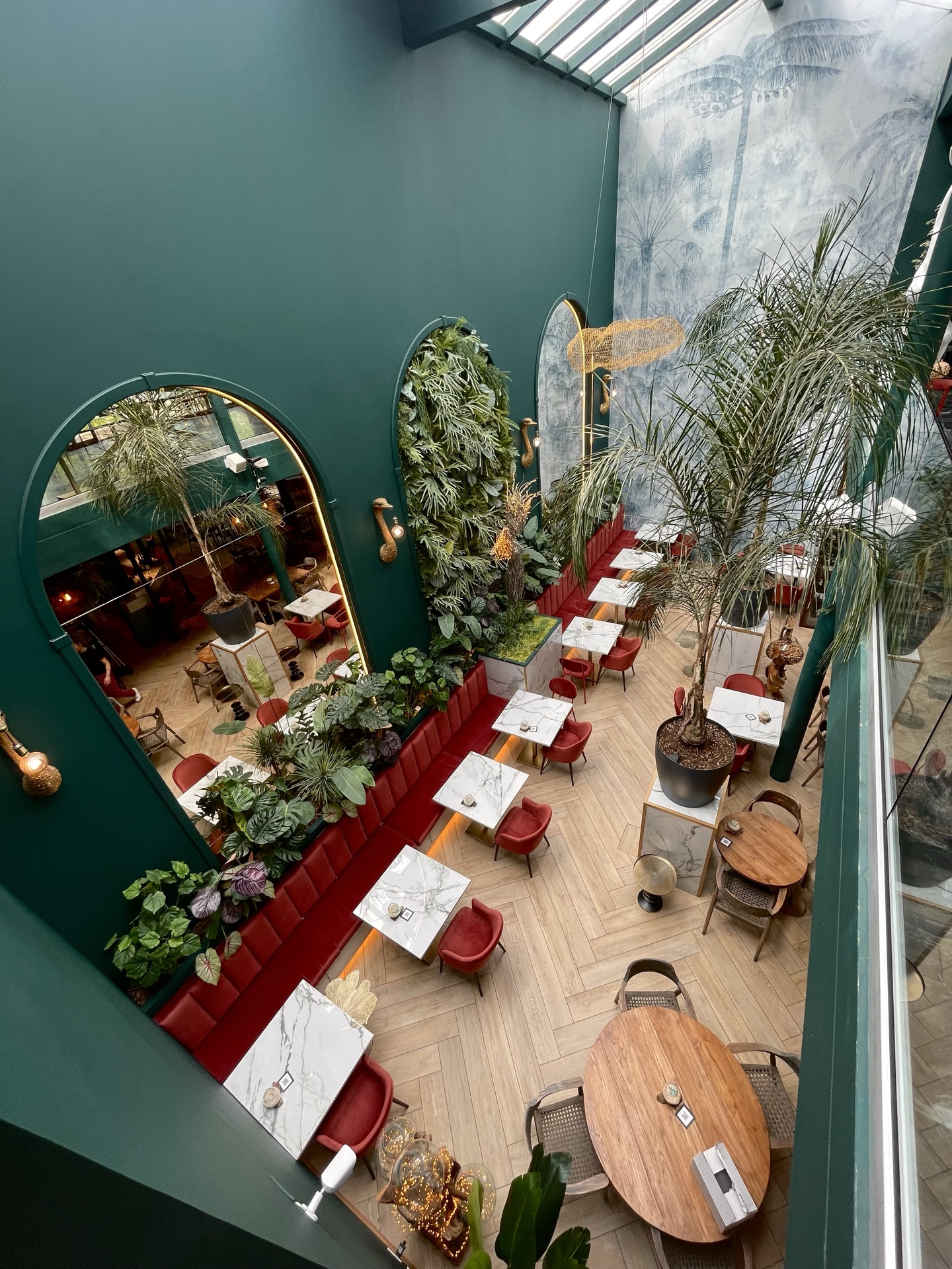 Vista dall’alto degli ambienti interni di Eden Restaurant nel Parco Rodari
