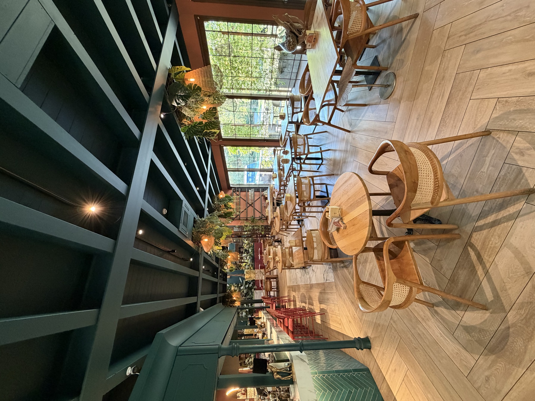 La sala luminosa di Eden Restaurant