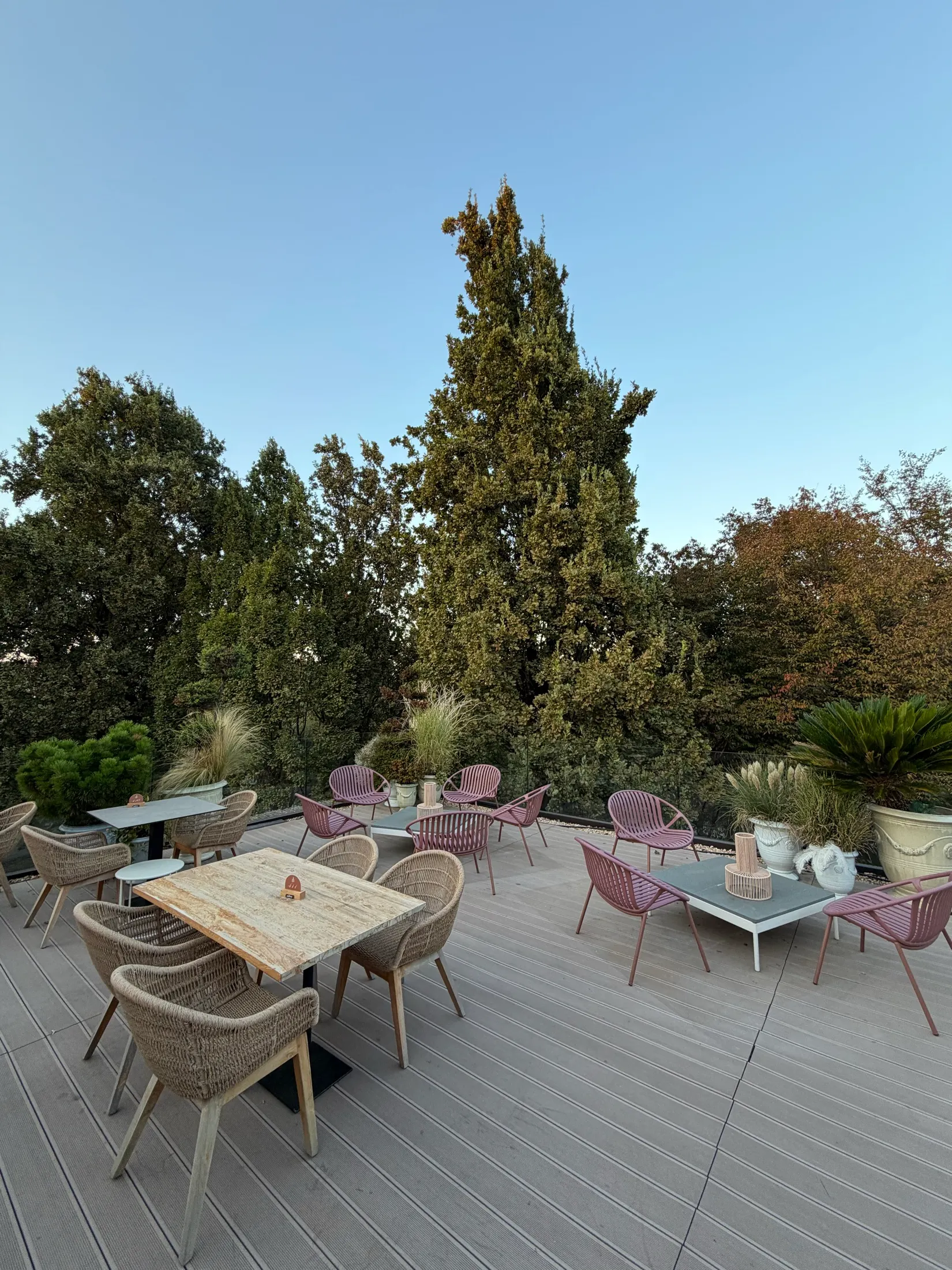 La zona lounge della terrazza affacciata sul parco