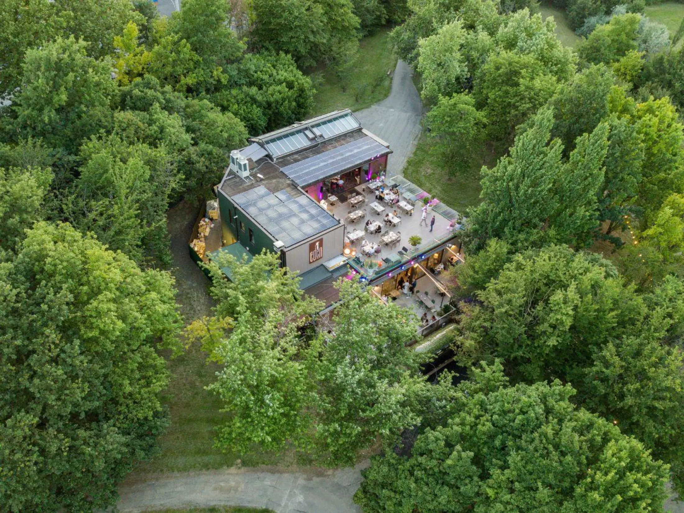 Eden Restaurant immerso nel verde del Parco Rodari